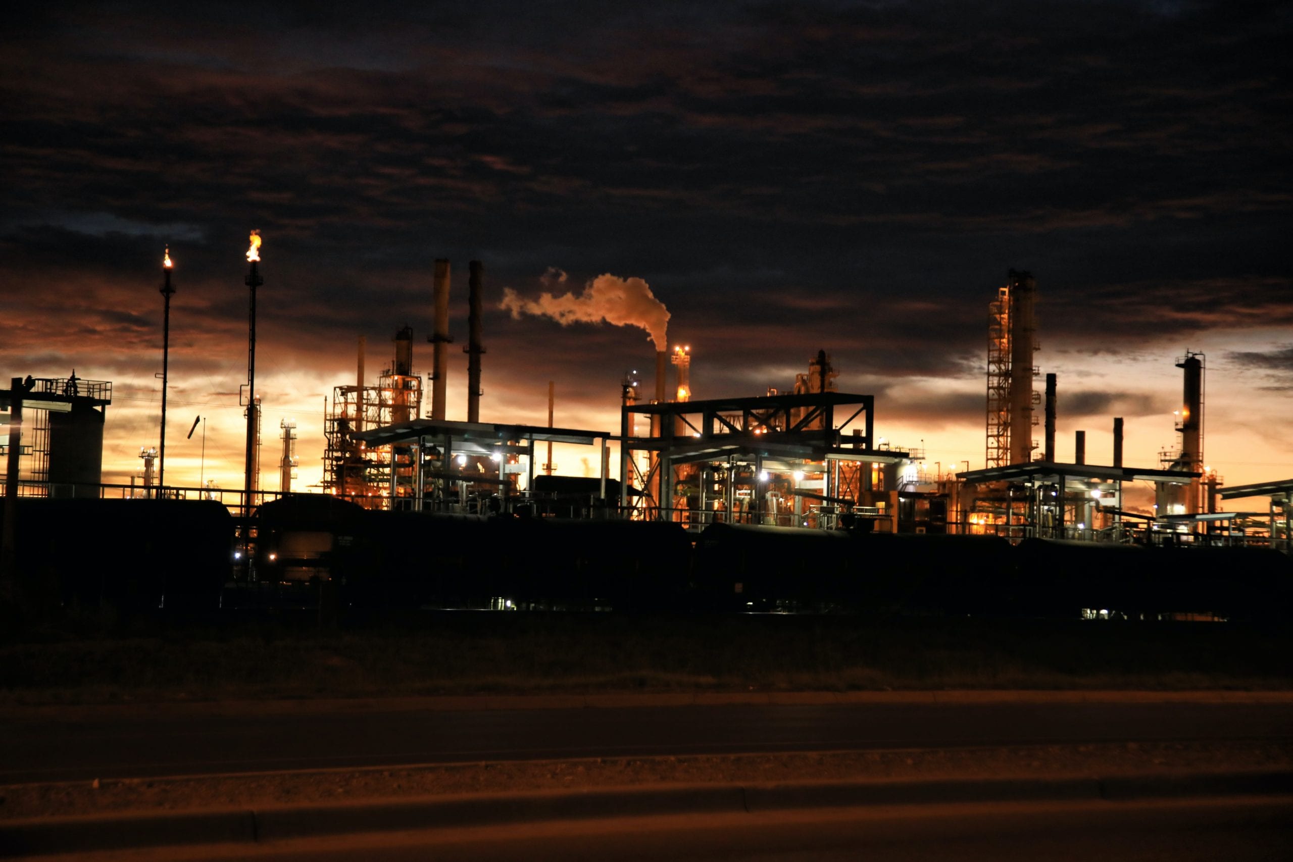 Picture of an oil refinery